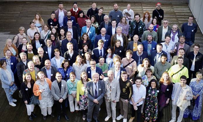 26.03.2023; Berlin, Deutschland, Europa, Welt Verleihung der Green Future Club Nachhaltigkeitspreise: Der Green Concept Award und der Green Product Award wurden ins Leben gerufen, um Produkte, Konzepte und Dienstleistungen auszuzeichnen, die in den Bereichen Nachhaltigkeit, Innovation und Design überzeugen. Start-ups und gegründete Unternehmen konnten sich für den Green Product Award bewerben, während der Green Concept Award visionäre Konzepte von Studenten und Absolventen prämierte. Insgesamt wurden in 14 Kategorien Preise vergeben, darunter Architektur & Tiny Houses, Mode, Mobilität und Sport. Ort: Die Nordischen Botschaften - Felleshus