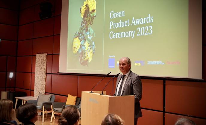 26.03.2023; Berlin, Deutschland, Europa, Welt Per Thöresson - schwedischer Botschafter in der Bundesrepublik Deutschland - Verleihung der Green Future Club Nachhaltigkeitspreise: Der Green Concept Award und der Green Product Award wurden ins Leben gerufen, um Produkte, Konzepte und Dienstleistungen auszuzeichnen, die in den Bereichen Nachhaltigkeit, Innovation und Design überzeugen. Start-ups und gegründete Unternehmen konnten sich für den Green Product Award bewerben, während der Green Concept Award visionäre Konzepte von Studenten und Absolventen prämierte. Insgesamt wurden in 14 Kategorien Preise vergeben, darunter Architektur & Tiny Houses, Mode, Mobilität und Sport. Ort: Die Nordischen Botschaften - Felleshus