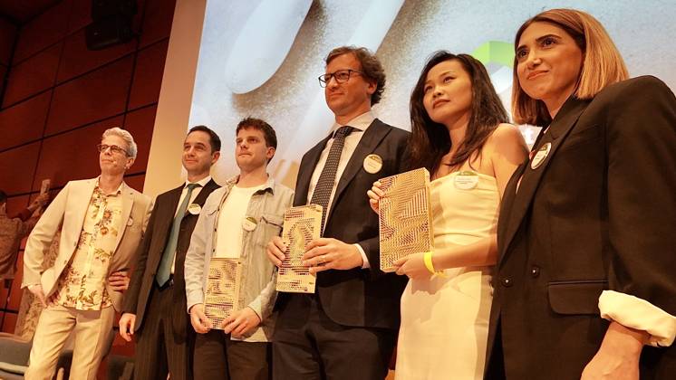 26.03.2023; Berlin, Deutschland, Europa, Welt Verleihung der Green Future Club Nachhaltigkeitspreise: Der Green Concept Award und der Green Product Award wurden ins Leben gerufen, um Produkte, Konzepte und Dienstleistungen auszuzeichnen, die in den Bereichen Nachhaltigkeit, Innovation und Design überzeugen. Start-ups und gegründete Unternehmen konnten sich für den Green Product Award bewerben, während der Green Concept Award visionäre Konzepte von Studenten und Absolventen prämierte. Insgesamt wurden in 14 Kategorien Preise vergeben, darunter Architektur & Tiny Houses, Mode, Mobilität und Sport. Ort: Die Nordischen Botschaften - Felleshus