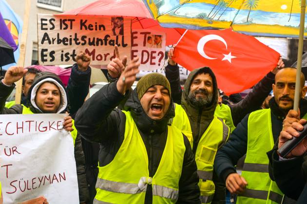 Bilder des Jahres 2023, News 03 März News Themen der Woche KW12 News Bilder des Tages Protest Over the Death of Refat Suleyman, a Bulgarian-Turkish Immigrant Worker in Duisburg Hundreds of protesters are gathering in front of the local prosecutor s office in Duisburg, Germany on March 26, 2023, to demand a more comprehensive investigation into the death of Refat Suleyman, a Bulgarian-Turkish migrant worker at the Thyssenkrupp Steel plant, and to call for a safer working environment for all migrant workers. duisburg Germany Copyright: xYingxTangx originalFilename: tang-notitle230326_np94f