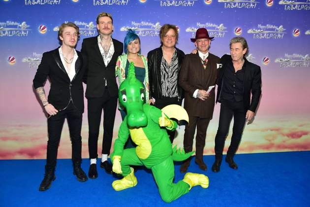 Bilder des Jahres 2023, Entertainment 03 März Entertainment Themen der Woche KW13 Entertainment Bilder des Tages 40 Jahrte ãHappy Birthday TabalugaÒ Peter Maffay mit Sohn Yaris Makkay und Band Ankœnft blauer Teppich zur Premiere von 40 Jahre ãHappy Birthday TabalugaÒ am 27. März im Zoo Palast in Berlin