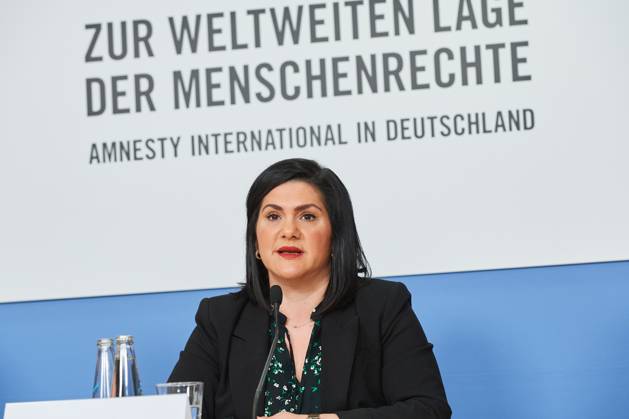 Vorstellung des Amnesty International Reports 2022 23 am 27.03.2023 in Berlin. (Foto: Mariam Claren, Aktivistin und Tochter der deutschen Staatsbuergerin und Frauenrechtlerin Nahid Taghavi, die seit Oktober 2020 in Iran rechtswidrig inhaftiert ist). Krieg, Krisen und Unterdrueckung haben laut dem juengsten Amnesty-Report im vergangenen Jahr weltweit zu Massenprotesten gefuehrt. Zugleich waren mit 103 Millionen Menschen so viele auf der Flucht wie nie zuvor, wie aus dem am Dienstag in Berlin veroeffentlichten Bericht der Menschenrechtsorganisation hervorgeht. Massenproteste habe es unter anderem im Iran, in Peru, China und zuletzt in Georgien gegeben. Der Report dokumentiert die Menschenrechtslage in 156 Staaten. (Siehe epd-Meldung vom 28.03 Copyright: epd-bild ChristianxDitsch epd-Amnesty_International_Report1 -kopieren