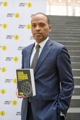 Markus N. Beeko, Generalsekretaer von Amnesty International in Deutschland, am 27.03.2023 bei der Vorstellung des Amnesty International Reports 2022 23 in Berlin. Krieg, Krisen und Unterdrueckung haben laut dem juengsten Amnesty-Report im vergangenen Jahr weltweit zu Massenprotesten gefuehrt. Zugleich waren mit 103 Millionen Menschen so viele auf der Flucht wie nie zuvor, wie aus dem am Dienstag in Berlin veroeffentlichten Bericht der Menschenrechtsorganisation hervorgeht. Massenproteste habe es unter anderem im Iran, in Peru, China und zuletzt in Georgien gegeben. Der Report dokumentiert die Menschenrechtslage in 156 Staaten. (Siehe epd-Meldung vom 28.03.2023) EDITORIAL USE ONLY