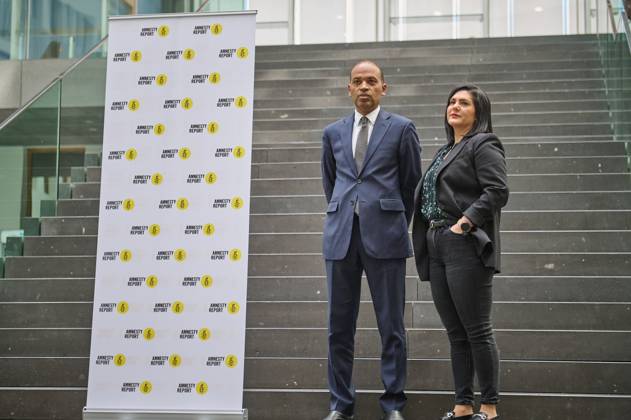 Vorstellung des Amnesty International Reports 2022 23 am 27.03.2023 in Berlin. (Foto: Markus N. Beeko, Generalsekretaer von Amnesty International in Deutschland und Mariam Claren, Aktivistin und Tochter der deutschen Staatsbuergerin und Frauenrechtlerin Nahid Taghavi, die seit Oktober 2020 in Iran rechtswidrig inhaftiert ist). Krieg, Krisen und Unterdrueckung haben laut dem juengsten Amnesty-Report im vergangenen Jahr weltweit zu Massenprotesten gefuehrt. Zugleich waren mit 103 Millionen Menschen so viele auf der Flucht wie nie zuvor, wie aus dem am Dienstag in Berlin veroeffentlichten Bericht der Menschenrechtsorganisation hervorgeht. Massenproteste habe es unter anderem im Iran, in Peru, China und zuletzt in Georgien gegeben. Der Report Copyright: epd-bild ChristianxDitsch epd-Amnesty_International_Report3 -kopieren