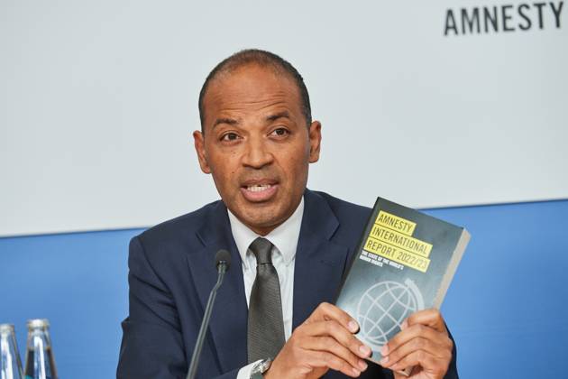 Markus N. Beeko, Generalsekretaer von Amnesty International in Deutschland, am 27.03.2023 bei der Vorstellung des Amnesty International Reports 2022 23 in Berlin. Krieg, Krisen und Unterdrueckung haben laut dem juengsten Amnesty-Report im vergangenen Jahr weltweit zu Massenprotesten gefuehrt. Zugleich waren mit 103 Millionen Menschen so viele auf der Flucht wie nie zuvor, wie aus dem am Dienstag in Berlin veroeffentlichten Bericht der Menschenrechtsorganisation hervorgeht. Massenproteste habe es unter anderem im Iran, in Peru, China und zuletzt in Georgien gegeben. Der Report dokumentiert die Menschenrechtslage in 156 Staaten. (Siehe epd-Meldung vom 28.03.2023) EDITORIAL USE ONLY