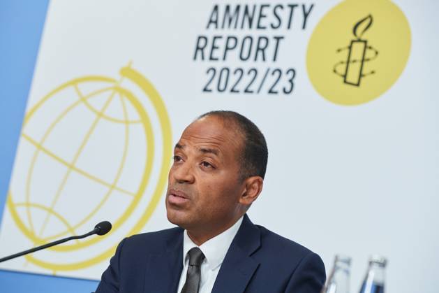Markus N. Beeko, Generalsekretaer von Amnesty International in Deutschland, am 27.03.2023 bei der Vorstellung des Amnesty International Reports 2022 23 in Berlin. Krieg, Krisen und Unterdrueckung haben laut dem juengsten Amnesty-Report im vergangenen Jahr weltweit zu Massenprotesten gefuehrt. Zugleich waren mit 103 Millionen Menschen so viele auf der Flucht wie nie zuvor, wie aus dem am Dienstag in Berlin veroeffentlichten Bericht der Menschenrechtsorganisation hervorgeht. Massenproteste habe es unter anderem im Iran, in Peru, China und zuletzt in Georgien gegeben. Der Report dokumentiert die Menschenrechtslage in 156 Staaten. (Siehe epd-Meldung vom 28.03.2023) EDITORIAL USE ONLY