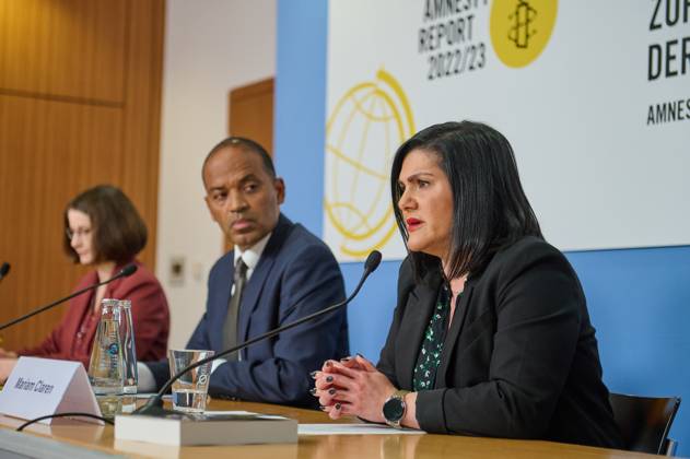 Vorstellung des Amnesty International Reports 2022 23 am 27.03.2023 in Berlin. (Foto v.l.: Katja Herzberg, Pressesprecherin von Amnesty International Deutschland; Markus N. Beeko, Generalsekretaer von Amnesty International in Deutschland und Mariam Claren, Aktivistin und Tochter der deutschen Staatsbuergerin und Frauenrechtlerin Nahid Taghavi, die seit Oktober 2020 in Iran rechtswidrig inhaftiert ist). Krieg, Krisen und Unterdrueckung haben laut dem juengsten Amnesty-Report im vergangenen Jahr weltweit zu Massenprotesten gefuehrt. Zugleich waren mit 103 Millionen Menschen so viele auf der Flucht wie nie zuvor, wie aus dem am Dienstag in Berlin veroeffentlichten Bericht der Menschenrechtsorganisation hervorgeht. Massenproteste habe es unter Copyright: epd-bild ChristianxDitsch epd-Amnesty_International_Report8 -kopieren