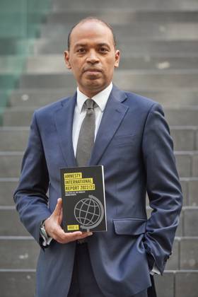 Markus N. Beeko, Generalsekretaer von Amnesty International in Deutschland, am 27.03.2023 bei der Vorstellung des Amnesty International Reports 2022 23 in Berlin. Krieg, Krisen und Unterdrueckung haben laut dem juengsten Amnesty-Report im vergangenen Jahr weltweit zu Massenprotesten gefuehrt. Zugleich waren mit 103 Millionen Menschen so viele auf der Flucht wie nie zuvor, wie aus dem am Dienstag in Berlin veroeffentlichten Bericht der Menschenrechtsorganisation hervorgeht. Massenproteste habe es unter anderem im Iran, in Peru, China und zuletzt in Georgien gegeben. Der Report dokumentiert die Menschenrechtslage in 156 Staaten. (Siehe epd-Meldung vom 28.03.2023) EDITORIAL USE ONLY