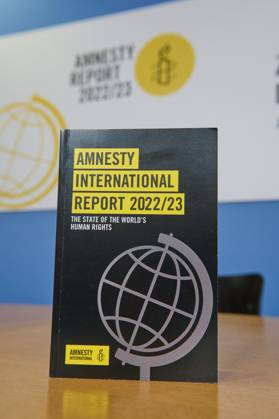 Vorstellung des Amnesty International Reports 2022 23 am 27.03.2023 in Berlin. Krieg, Krisen und Unterdrueckung haben laut dem juengsten Amnesty-Report im vergangenen Jahr weltweit zu Massenprotesten gefuehrt. Zugleich waren mit 103 Millionen Menschen so viele auf der Flucht wie nie zuvor, wie aus dem am Dienstag in Berlin veroeffentlichten Bericht der Menschenrechtsorganisation hervorgeht. Massenproteste habe es unter anderem im Iran, in Peru, China und zuletzt in Georgien gegeben. Der Report dokumentiert die Menschenrechtslage in 156 Staaten. (Siehe epd-Meldung vom 28.03.2023) BITTE BEACHTEN SIE DIE SPERRFRIST: DIENSTAG, 28. MAERZ 2023, 01.01 UHR MESZ – FREI FUER DIENSTAGSAUSGABEN EDITORIAL USE ONLY