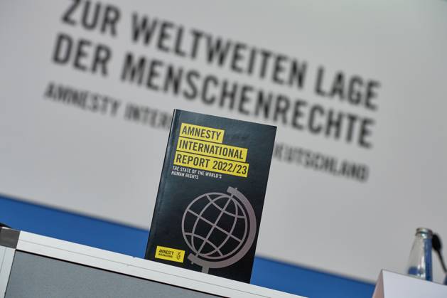 Vorstellung des Amnesty International Reports 2022 23 am 27.03.2023 in Berlin. Krieg, Krisen und Unterdrueckung haben laut dem juengsten Amnesty-Report im vergangenen Jahr weltweit zu Massenprotesten gefuehrt. Zugleich waren mit 103 Millionen Menschen so viele auf der Flucht wie nie zuvor, wie aus dem am Dienstag in Berlin veroeffentlichten Bericht der Menschenrechtsorganisation hervorgeht. Massenproteste habe es unter anderem im Iran, in Peru, China und zuletzt in Georgien gegeben. Der Report dokumentiert die Menschenrechtslage in 156 Staaten. (Siehe epd-Meldung vom 28.03.2023) BITTE BEACHTEN SIE DIE SPERRFRIST: DIENSTAG, 28. MAERZ 2023, 01.01 UHR MESZ – FREI FUER DIENSTAGSAUSGABEN EDITORIAL USE ONLY