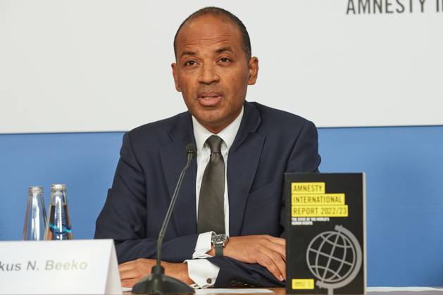 News Bilder des Tages Markus N. Beeko, Generalsekretaer von Amnesty International in Deutschland, am 27.03.2023 bei der Vorstellung des Amnesty International Reports 2022 23 in Berlin. Krieg, Krisen und Unterdrueckung haben laut dem juengsten Amnesty-Report im vergangenen Jahr weltweit zu Massenprotesten gefuehrt. Zugleich waren mit 103 Millionen Menschen so viele auf der Flucht wie nie zuvor, wie aus dem am Dienstag in Berlin veroeffentlichten Bericht der Menschenrechtsorganisation hervorgeht. Massenproteste habe es unter anderem im Iran, in Peru, China und zuletzt in Georgien gegeben. Der Report dokumentiert die Menschenrechtslage in 156 Staaten. (Siehe epd-Meldung vom 28.03.2023) EDITORIAL USE ONLY