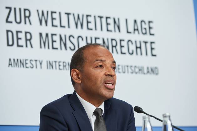 Markus N. Beeko, Generalsekretaer von Amnesty International in Deutschland, am 27.03.2023 bei der Vorstellung des Amnesty International Reports 2022 23 in Berlin. Krieg, Krisen und Unterdrueckung haben laut dem juengsten Amnesty-Report im vergangenen Jahr weltweit zu Massenprotesten gefuehrt. Zugleich waren mit 103 Millionen Menschen so viele auf der Flucht wie nie zuvor, wie aus dem am Dienstag in Berlin veroeffentlichten Bericht der Menschenrechtsorganisation hervorgeht. Massenproteste habe es unter anderem im Iran, in Peru, China und zuletzt in Georgien gegeben. Der Report dokumentiert die Menschenrechtslage in 156 Staaten. (Siehe epd-Meldung vom 28.03.2023) EDITORIAL USE ONLY