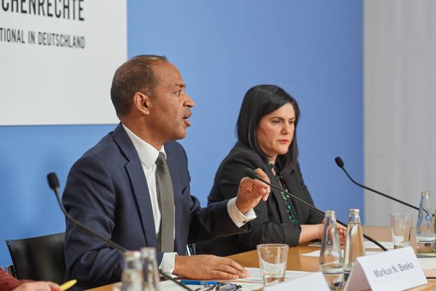 Vorstellung des Amnesty International Reports 2022 23 am 27.03.2023 in Berlin. (Foto: Markus N. Beeko, Generalsekretaer von Amnesty International in Deutschland und Mariam Claren, Aktivistin und Tochter der deutschen Staatsbuergerin und Frauenrechtlerin Nahid Taghavi, die seit Oktober 2020 in Iran rechtswidrig inhaftiert ist). Krieg, Krisen und Unterdrueckung haben laut dem juengsten Amnesty-Report im vergangenen Jahr weltweit zu Massenprotesten gefuehrt. Zugleich waren mit 103 Millionen Menschen so viele auf der Flucht wie nie zuvor, wie aus dem am Dienstag in Berlin veroeffentlichten Bericht der Menschenrechtsorganisation hervorgeht. Massenproteste habe es unter anderem im Iran, in Peru, China und zuletzt in Georgien gegeben. Der Report Copyright: epd-bild ChristianxDitsch D23D0327AmnestyJahresbericht2022-123915