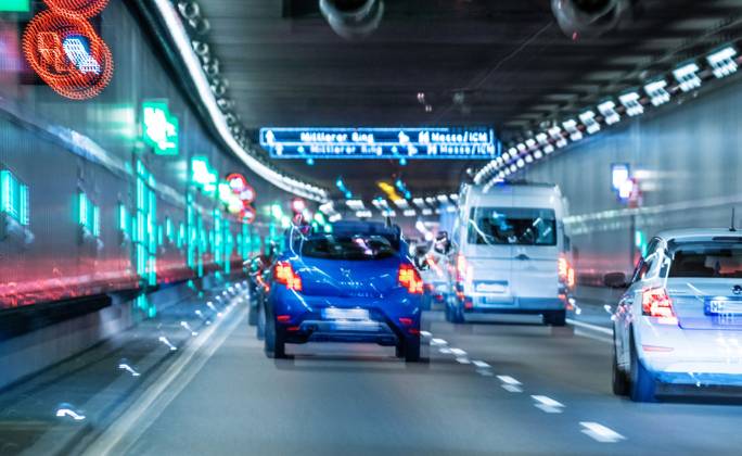 Verkehr auf dem Mittleren Ring, Autos fahren durch einen Tunnel, München, März 2023 Deutschland, München, März 2023, Verkehr auf dem Mittleren Ring, Autos fahren durch einen Tunnel, mehrspurige Strasse, Lichtspuren durch Langzeitbelichtung, Stadtverkehr, Autos, Symbolfoto Tunnelblick, Autofahrer sieht alles doppelt, betrunken Auto fahren, Trunkenheit, Alkohol am Steuer, Drogen am Steuer, Januar 2023, Bayern, bayerisch,