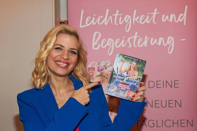 Bilder des Jahres 2023, Entertainment 03 März Entertainment Themen der Woche KW13 Entertainment Bilder des Tages Susan Sideropoulos - Buchvorstellung von Susan Sideropoulos Das Leben schwer nehmen ist einfach anstrengend im Cafè All My Shades Of Blue in Berlin am 28.03.2023. Buchvorstellung - Das Leben schwer nehmen ist einfach anstrengend