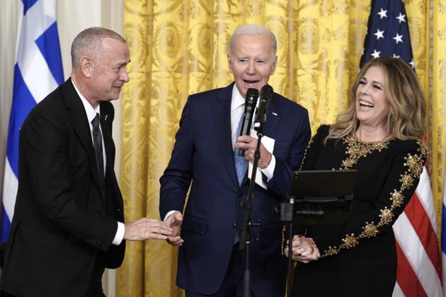 Bilder des Jahres 2023, Entertainment 03 März Entertainment Themen der Woche KW13 Entertainment Bilder des Tages March 29, 2023, Washington, District of Columbia, USA: Actor Tom Hanks and his wife Rita Wilson react as United States President Joe Biden hosts a reception celebrating Greek Independence Day in the East Room at the White House in Washington on March 29, 2023 Washington USA - ZUMAs152 20230329_zaa_s152_132 Copyright: xYurixGripasx-xPoolxviaxCNPx