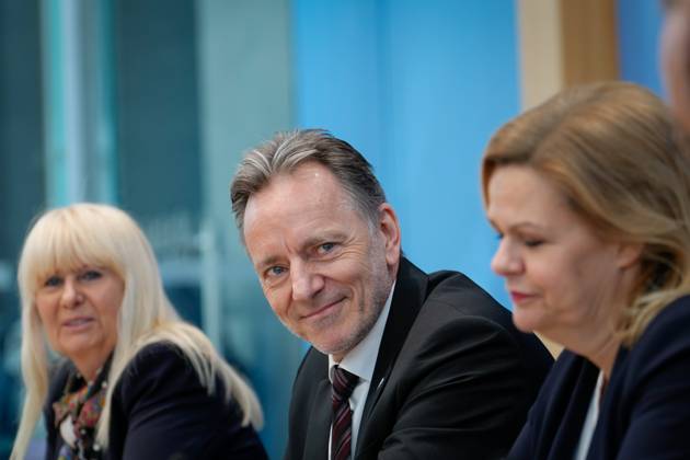 Bundespressekonferenz zur Polizeiliche Kriminalstatistik 2022 Aktuell,30.03.2023,Berlin,Bundesministerin des Innern und für Heimat Nancy Faeser gemeinsam mit Praesident des Bundeskriminalamt (BKA) Holger Muench, Iris Spranger, Vorsitzende der Innenministerkonferenz (IMK) und Senatorin für inneres, Digitalisierung und Sport, Land Berlin, bei der Bundespressekonferenz in Berlin bei der Polizeiliche Kriminalstatistik 2022