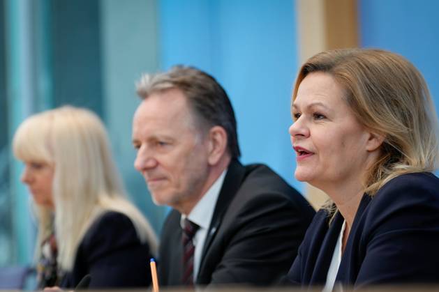 Bundespressekonferenz zur Polizeiliche Kriminalstatistik 2022 Aktuell,30.03.2023,Berlin,Bundesministerin des Innern und für Heimat Nancy Faeser gemeinsam mit Praesident des Bundeskriminalamt (BKA) Holger Muench, Iris Spranger, Vorsitzende der Innenministerkonferenz (IMK) und Senatorin für inneres, Digitalisierung und Sport, Land Berlin, bei der Bundespressekonferenz in Berlin bei der Polizeiliche Kriminalstatistik 2022