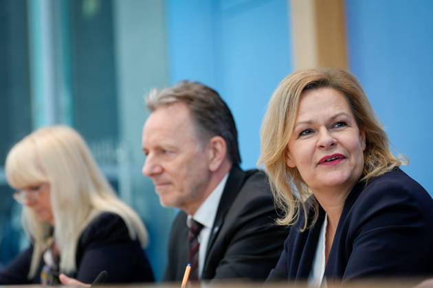 Bundespressekonferenz zur Polizeiliche Kriminalstatistik 2022 Aktuell,30.03.2023,Berlin,Bundesministerin des Innern und für Heimat Nancy Faeser gemeinsam mit Praesident des Bundeskriminalamt (BKA) Holger Muench, Iris Spranger, Vorsitzende der Innenministerkonferenz (IMK) und Senatorin für inneres, Digitalisierung und Sport, Land Berlin, bei der Bundespressekonferenz in Berlin bei der Polizeiliche Kriminalstatistik 2022