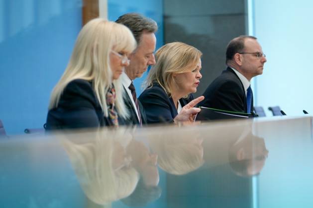 Bundespressekonferenz zur Polizeiliche Kriminalstatistik 2022 Aktuell,30.03.2023,Berlin,Bundesministerin des Innern und für Heimat Nancy Faeser gemeinsam mit Praesident des Bundeskriminalamt (BKA) Holger Muench, Iris Spranger, Vorsitzende der Innenministerkonferenz (IMK) und Senatorin für inneres, Digitalisierung und Sport, Land Berlin, Tim Szent-Ivanyi von der Bundespressekonferenz und RedaktionsNetzwerk Deutschland, bei der Bundespressekonferenz in Berlin bei der Polizeiliche Kriminalstatistik 2022
