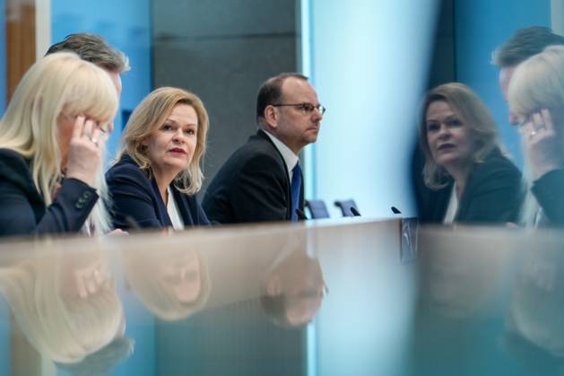 Bundespressekonferenz zur Polizeiliche Kriminalstatistik 2022 Aktuell,30.03.2023,Berlin,Bundesministerin des Innern und für Heimat Nancy Faeser gemeinsam mit Praesident des Bundeskriminalamt (BKA) Holger Muench, Iris Spranger, Vorsitzende der Innenministerkonferenz (IMK) und Senatorin für inneres, Digitalisierung und Sport, Land Berlin, Tim Szent-Ivanyi von der Bundespressekonferenz und RedaktionsNetzwerk Deutschland, bei der Bundespressekonferenz in Berlin bei der Polizeiliche Kriminalstatistik 2022