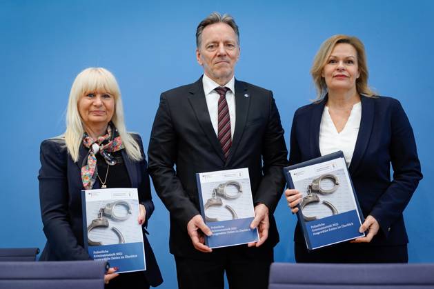 News Themen der Woche KW13 News Bilder des Tages Bundespressekonferenz zur Polizeiliche Kriminalstatistik 2022 Aktuell,30.03.2023,Berlin,Bundesministerin des Innern und für Heimat Nancy Faeser gemeinsam mit Praesident des Bundeskriminalamt (BKA) Holger Muench, Iris Spranger, Vorsitzende der Innenministerkonferenz (IMK) und Senatorin für inneres, Digitalisierung und Sport, Land Berlin, bei der Bundespressekonferenz in Berlin bei der Polizeiliche Kriminalstatistik 2022