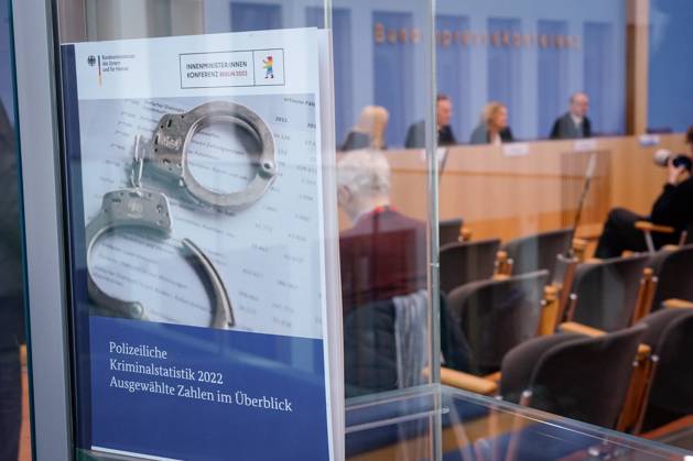 Bundespressekonferenz zur Polizeiliche Kriminalstatistik 2022 Aktuell,30.03.2023,Berlin,Bundesministerin des Innern und für Heimat Nancy Faeser gemeinsam mit Praesident des Bundeskriminalamt (BKA) Holger Muench, Iris Spranger, Vorsitzende der Innenministerkonferenz (IMK) und Senatorin für inneres, Digitalisierung und Sport, Land Berlin, Tim Szent-Ivanyi von der Bundespressekonferenz und RedaktionsNetzwerk Deutschland, bei der Bundespressekonferenz in Berlin bei der Polizeiliche Kriminalstatistik 2022