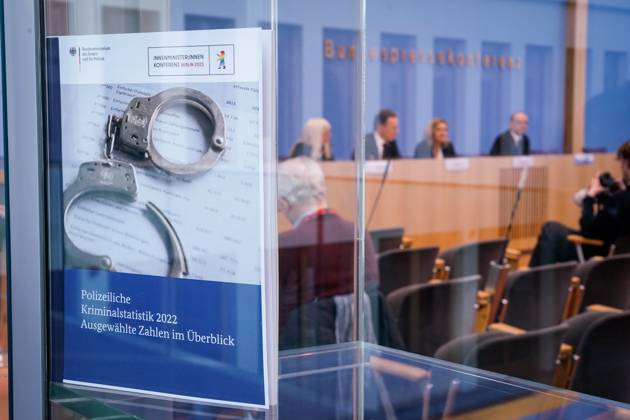 Bundespressekonferenz zur Polizeiliche Kriminalstatistik 2022 Aktuell,30.03.2023,Berlin,Bundesministerin des Innern und für Heimat Nancy Faeser gemeinsam mit Praesident des Bundeskriminalamt (BKA) Holger Muench, Iris Spranger, Vorsitzende der Innenministerkonferenz (IMK) und Senatorin für inneres, Digitalisierung und Sport, Land Berlin, Tim Szent-Ivanyi von der Bundespressekonferenz und RedaktionsNetzwerk Deutschland, bei der Bundespressekonferenz in Berlin bei der Polizeiliche Kriminalstatistik 2022