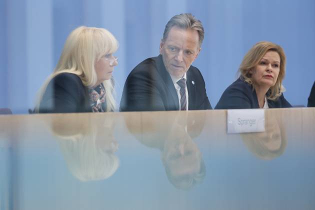 Iris Spranger, Vorsitzende der Innenministerkonferenz (IMK) und Senatorin für inneres, Digitalisierung und Sport, Land Berlin, Holger Münch, Präsident des Bundeskriminalamtes (BKA), Bundesministerin des Innern und für Heimat Nancy Faeser, Deutschland, Berlin, Bundespressekonferenz, Thema: Polizeiliche Kriminalstatistik 2022