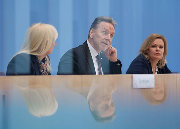 Iris Spranger, Vorsitzende der Innenministerkonferenz (IMK) und Senatorin für inneres, Digitalisierung und Sport, Land Berlin, Holger Münch, Präsident des Bundeskriminalamtes (BKA), Bundesministerin des Innern und für Heimat Nancy Faeser, Deutschland, Berlin, Bundespressekonferenz, Thema: Polizeiliche Kriminalstatistik 2022