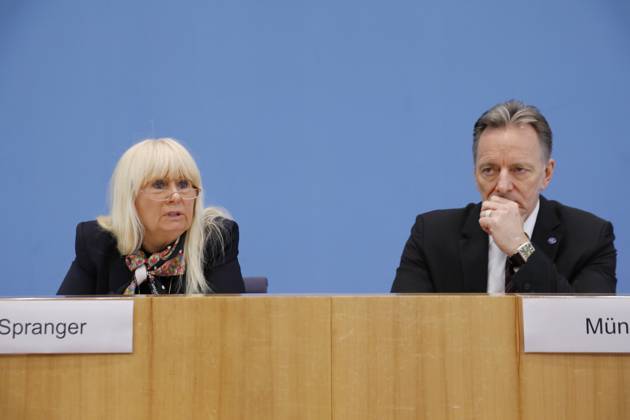 Iris Spranger, Vorsitzende der Innenministerkonferenz (IMK) und Senatorin für inneres, Digitalisierung und Sport, Land Berlin, Holger Münch, Präsident des Bundeskriminalamtes (BKA), Deutschland, Berlin, Bundespressekonferenz, Thema: Polizeiliche Kriminalstatistik 2022