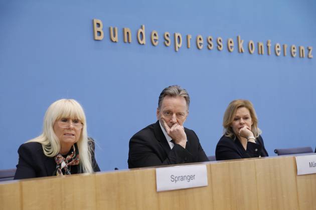 Iris Spranger, Vorsitzende der Innenministerkonferenz (IMK) und Senatorin für inneres, Digitalisierung und Sport, Land Berlin, Holger Münch, Präsident des Bundeskriminalamtes (BKA), Bundesministerin des Innern und für Heimat Nancy Faeser, Deutschland, Berlin, Bundespressekonferenz, Thema: Polizeiliche Kriminalstatistik 2022