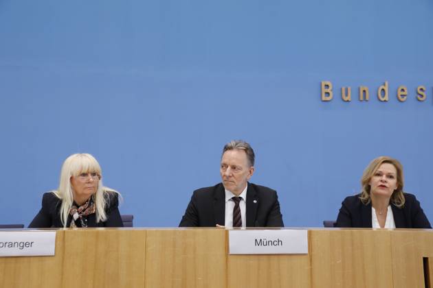 Iris Spranger, Vorsitzende der Innenministerkonferenz (IMK) und Senatorin für inneres, Digitalisierung und Sport, Land Berlin, Holger Münch, Präsident des Bundeskriminalamtes (BKA), Bundesministerin des Innern und für Heimat Nancy Faeser, Deutschland, Berlin, Bundespressekonferenz, Thema: Polizeiliche Kriminalstatistik 2022