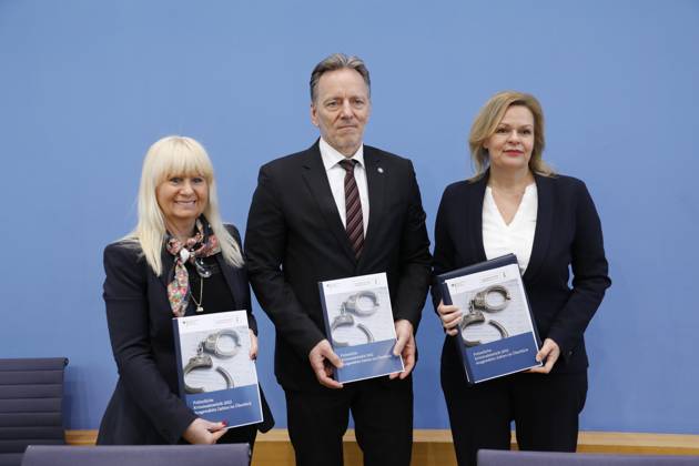 Iris Spranger, Vorsitzende der Innenministerkonferenz (IMK) und Senatorin für inneres, Digitalisierung und Sport, Land Berlin, Holger Münch, Präsident des Bundeskriminalamtes (BKA), Bundesministerin des Innern und für Heimat Nancy Faeser, Deutschland, Berlin, Bundespressekonferenz, Thema: Polizeiliche Kriminalstatistik 2022