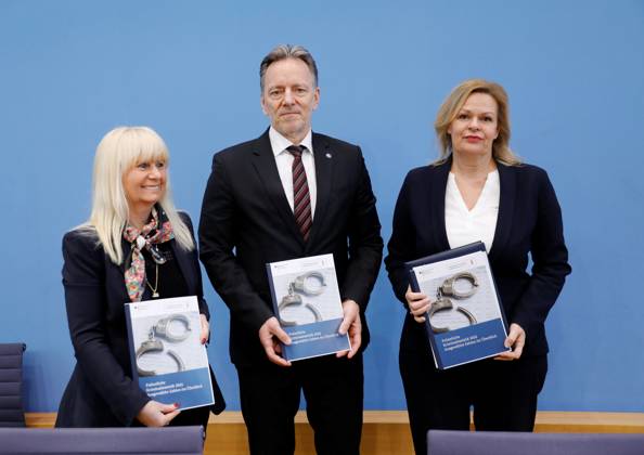 Iris Spranger, Vorsitzende der Innenministerkonferenz (IMK) und Senatorin für inneres, Digitalisierung und Sport, Land Berlin, Holger Münch, Präsident des Bundeskriminalamtes (BKA), Bundesministerin des Innern und für Heimat Nancy Faeser, Deutschland, Berlin, Bundespressekonferenz, Thema: Polizeiliche Kriminalstatistik 2022