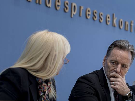 Iris Spranger, Vorsitzende der Innenministerkonferenz (IMK) und Senatorin fâˆöºr Inneres, Digitalisierung und Sport in Berlin und Holger Mâˆöºnch, PrâˆöÂßsident des Bundeskriminalamtes (BKA) wâˆöÂßhrend einer Bundespressekonferenz zur Polizeilichen Kriminialstatistik 2022 in Berlin, 30.03.2023. Berlin Deutschland