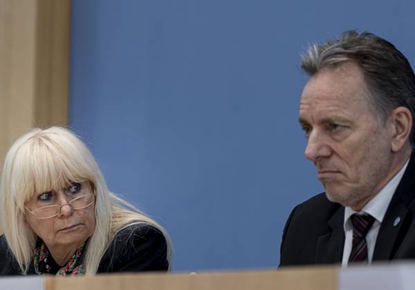 Iris Spranger, Vorsitzende der Innenministerkonferenz (IMK) und Senatorin fâˆöºr Inneres, Digitalisierung und Sport in Berlin und Holger Mâˆöºnch, PrâˆöÂßsident des Bundeskriminalamtes (BKA) wâˆöÂßhrend einer Bundespressekonferenz zur Polizeilichen Kriminialstatistik 2022 in Berlin, 30.03.2023. Berlin Deutschland