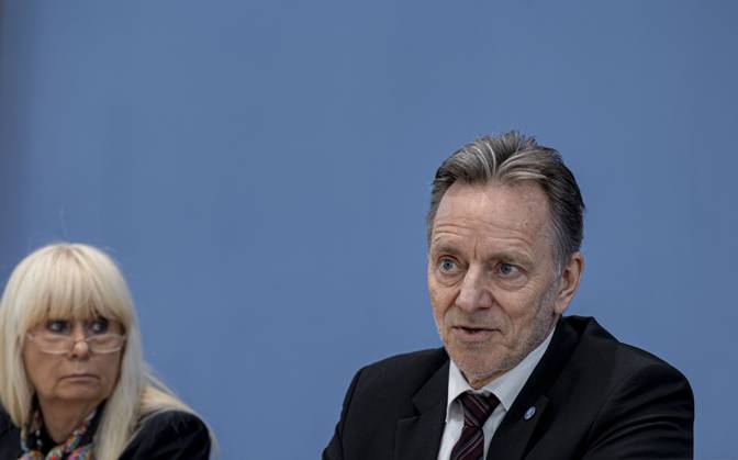 Iris Spranger, Vorsitzende der Innenministerkonferenz (IMK) und Senatorin fâˆöºr Inneres, Digitalisierung und Sport in Berlin und Holger Mâˆöºnch, PrâˆöÂßsident des Bundeskriminalamtes (BKA) wâˆöÂßhrend einer Bundespressekonferenz zur Polizeilichen Kriminialstatistik 2022 in Berlin, 30.03.2023. Berlin Deutschland