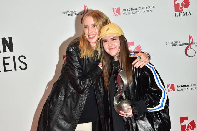 Deutscher MusikAutorenPreis 2023 Lea, bürgerlich: Lea-Marie Becker; Luna, bürgerlich Alina StriedL Ankunft roter Teppich zur 14. Preisverleihung, Deutscher MusikAutorenPreis 2023 am 30. März in Berlin