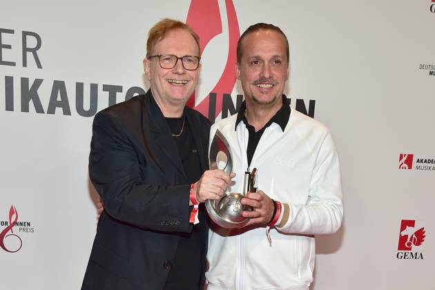 Deutscher MusikAutorenPreis 2023 Michael Beil, Komposition Experimentale Musik Elektronik , Alex Christensen, DJ, Musikprodujzent Ankunft roter Teppich zur 14. Preisverleihung, Deutscher MusikAutorenPreis 2023 am 30. März in Berlin