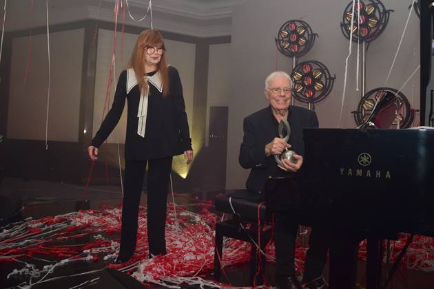 Deutscher MusikAutorenPreis 2023 Christian Bruhn für sein Lebenswerk, Katja Ebstein, Laudatorin am Klavier Ankunft roter Teppich zur 14. Preisverleihung, Deutscher MusikAutorenPreis 2023 am 30. März in Berlin