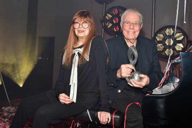 Bilder des Jahres 2023, Entertainment 03 März Entertainment Themen der Woche KW13 Deutscher MusikAutorenPreis 2023 Christian Bruhn für sein Lebenswerk, Katja Ebstein, Laudatorin am Klavier Ankunft roter Teppich zur 14. Preisverleihung, Deutscher MusikAutorenPreis 2023 am 30. März in Berlin