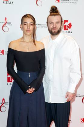 GEMA MusikautorInnenpreis 2023 Alina Süggeler und Andreas Andi Weizel (Frida Gold) beim 14. GEMA MusikautorInnenpreis im Ritz Carlton am 30.03.2023 in Berlin. Copyright: xEventpressxKochanx