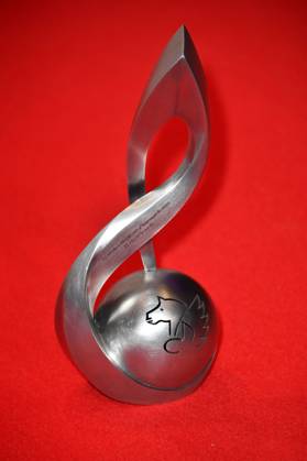 Der Preis beim 14. Deutschen Musikautor*innenpreis der GEMA 2023 im Hotel The Ritz-Carlton. Berlin, 30.03.2023
