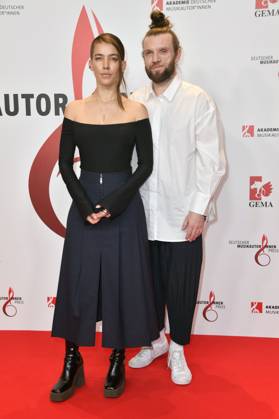 Alina Süggeler und Andreas Weizel von Frida Gold beim 14. Deutschen Musikautor*innenpreis der GEMA 2023 im Hotel The Ritz-Carlton. Berlin, 30.03.2023