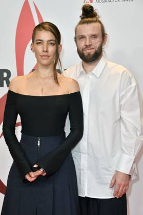 Alina Süggeler und Andreas Weizel von Frida Gold beim 14. Deutschen Musikautor*innenpreis der GEMA 2023 im Hotel The Ritz-Carlton. Berlin, 30.03.2023