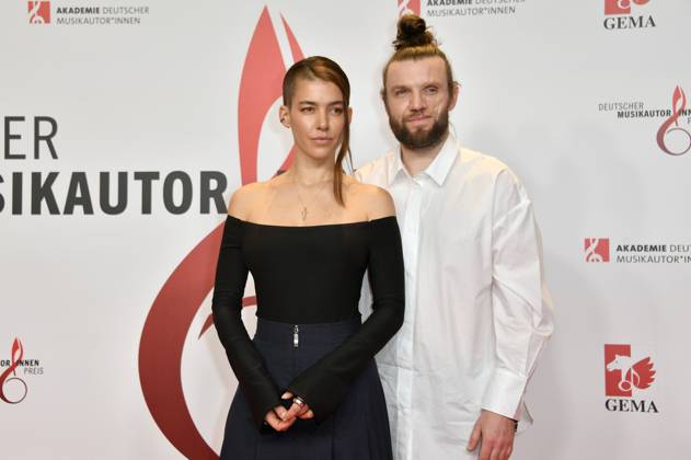 Alina Süggeler und Andreas Weizel von Frida Gold beim 14. Deutschen Musikautor*innenpreis der GEMA 2023 im Hotel The Ritz-Carlton. Berlin, 30.03.2023