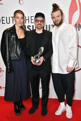 Robin Grubert mit Alina Süggeler und Andreas Weizel von Frida Gold beim 14. Deutschen Musikautor*innenpreis der GEMA 2023 im Hotel The Ritz-Carlton. Berlin, 30.03.2023