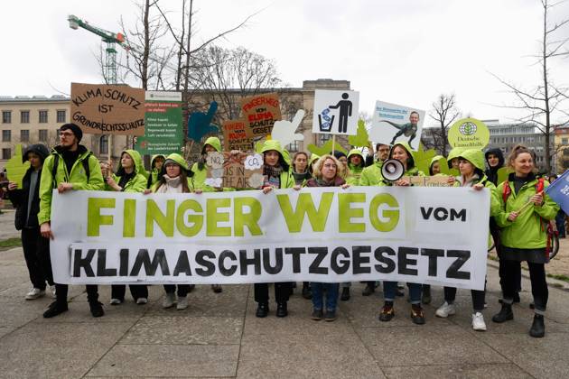 News Bilder des Tages Demo der Bewegung Fridays for Future gegen die Klimaschutz Ergebnisse der Sitzung des Koalitionsausschusses vor dem Verkehrsministerium am 31.03,23 in Berlin Fridays for Future Demo gegen Klimaschutz Gesetz in Berlin