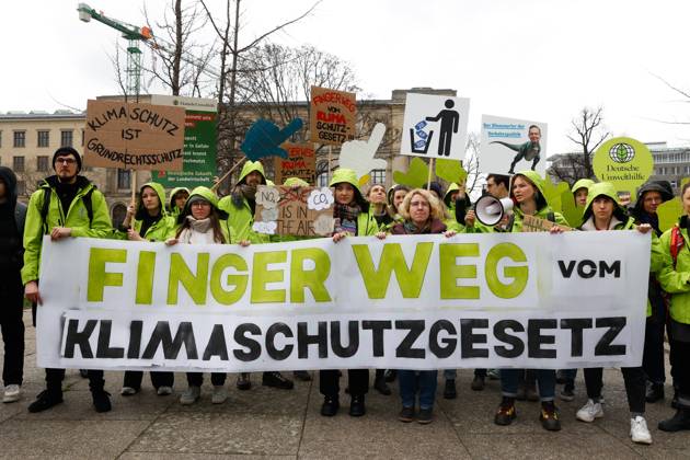 Demo der Bewegung Fridays for Future gegen die Klimaschutz Ergebnisse der Sitzung des Koalitionsausschusses vor dem Verkehrsministerium am 31.03,23 in Berlin Fridays for Future Demo gegen Klimaschutz Gesetz in Berlin